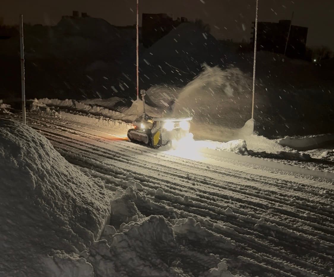 札幌市内の大学で夜間に除雪する除雪ロボットYarbo