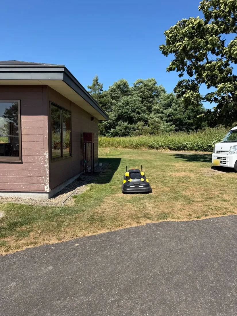 クラブハウス脇で待機するYarbo